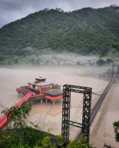 Best Monsoon Treks in Uttarakhand (2026 Guide) Dhari Devi Temple above the Alaknanda River during monsoon in Uttarakhand.
