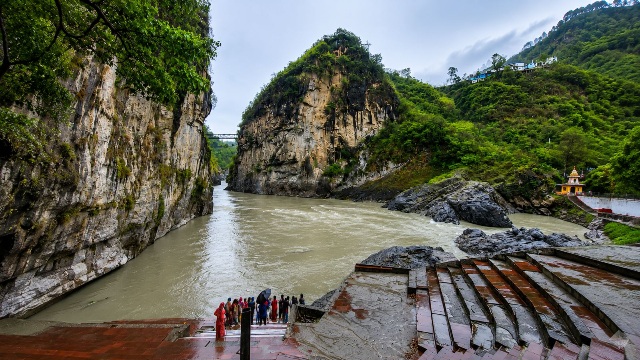 Koteshwar Mahadev Temple is a natural cave shrine dedicated to Lord Shiva, located about 3 km from Rudraprayag on the banks of the Alaknanda River.