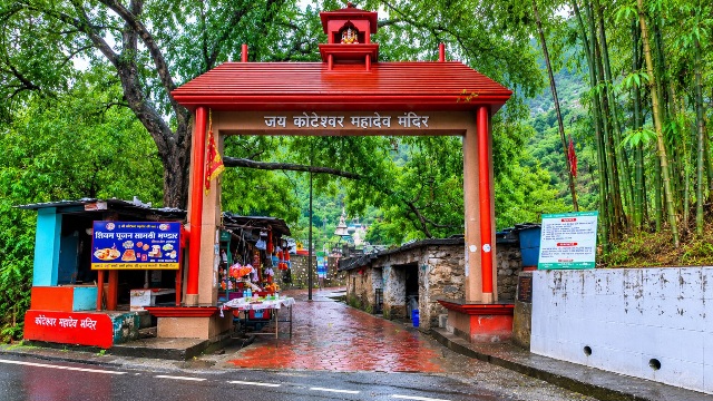 Koteshwar Mahadev Temple is a natural cave shrine dedicated to Lord Shiva, located about 3 km from Rudraprayag on the banks of the Alaknanda River.