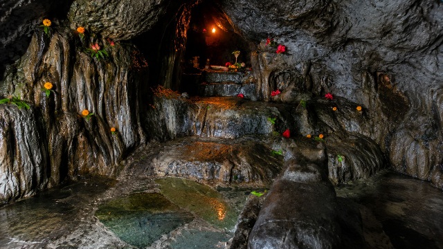 Koteshwar Mahadev Temple is a natural cave shrine dedicated to Lord Shiva, located about 3 km from Rudraprayag on the banks of the Alaknanda River.